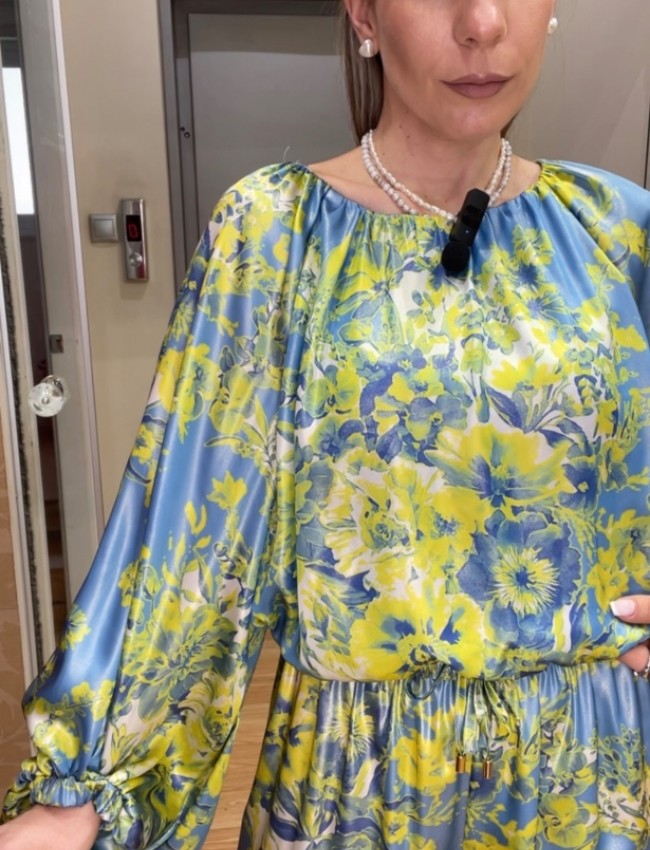 Floral printed κίτρινη-σιελ μακρυμάνικη σατέν μπλούζα σε φαρδιά γραμμή, ρεγκλάν μανικοκόλληση, ανοιχτή στρογγυλή λαιμόκοψη και κλείσμο με κουμπί ψηλά στην πλάτη Innocent