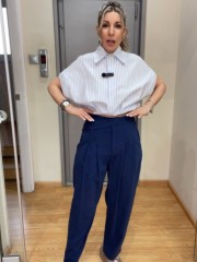 Blue navy ψηλόμεσο slouchy- fit παντελόνα με διπλές πιέτες, πλαϊνές τσέπες και μη αποσπώμενο ζωνάκι με κουμπί στο πλάι innocent