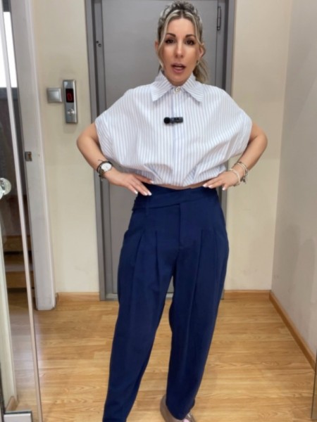 Blue navy ψηλόμεσο slouchy- fit παντελόνα με διπλές πιέτες, πλαϊνές τσέπες και μη αποσπώμενο ζωνάκι με κουμπί στο πλάι innocent
