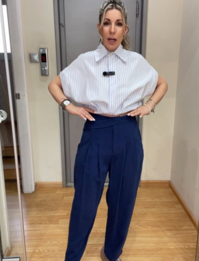 Blue navy ψηλόμεσο slouchy- fit παντελόνα με διπλές πιέτες, πλαϊνές τσέπες και μη αποσπώμενο ζωνάκι με κουμπί στο πλάι innocent