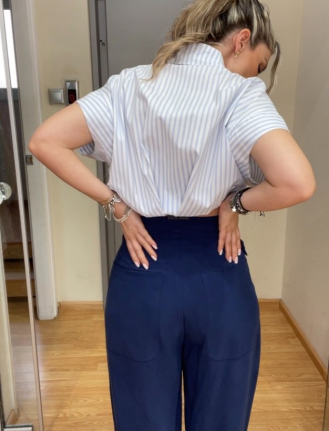 Blue navy ψηλόμεσο slouchy- fit παντελόνα με διπλές πιέτες, πλαϊνές τσέπες και μη αποσπώμενο ζωνάκι με κουμπί στο πλάι innocent