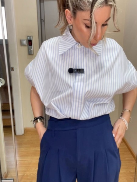 Blue navy ψηλόμεσο slouchy- fit παντελόνα με διπλές πιέτες, πλαϊνές τσέπες και μη αποσπώμενο ζωνάκι με κουμπί στο πλάι innocent