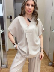 Μπεζ κοντομάνικη tencel μπλο΄ύζα σε χαλαρή γραμμή, με V-λαιμόκοψη και κουφόπιετα μπροστά Innocent 