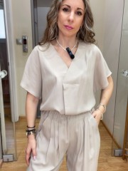 Μπεζ κοντομάνικη tencel μπλο΄ύζα σε χαλαρή γραμμή, με V-λαιμόκοψη και κουφόπιετα μπροστά Innocent 