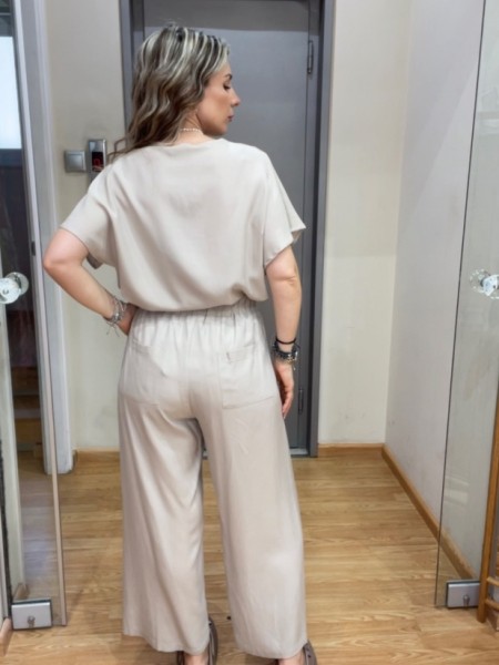 Μπεζ ψηλόμεσο tencel παντελόνι σε ίσια γραμμή, με μπροστινές πιέτες, λάστιχο στην μέση και τετράγωνες τσέπες πίσω Innocent