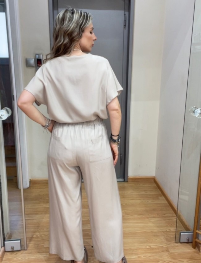 Μπεζ ψηλόμεσο tencel παντελόνι σε ίσια γραμμή, με μπροστινές πιέτες, λάστιχο στην μέση και τετράγωνες τσέπες πίσω Innocent