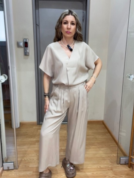 Μπεζ ψηλόμεσο tencel παντελόνι σε ίσια γραμμή, με μπροστινές πιέτες, λάστιχο στην μέση και τετράγωνες τσέπες πίσω Innocent