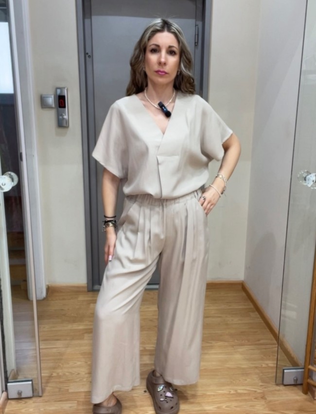 Μπεζ ψηλόμεσο tencel παντελόνι σε ίσια γραμμή, με μπροστινές πιέτες, λάστιχο στην μέση και τετράγωνες τσέπες πίσω Innocent