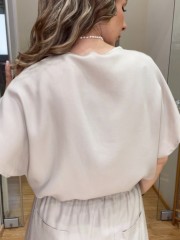 Μπεζ κοντομάνικη tencel μπλο΄ύζα σε χαλαρή γραμμή, με V-λαιμόκοψη και κουφόπιετα μπροστά Innocent 