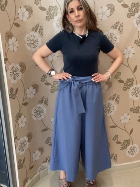 Indigo ψηλόμεση παντελονοφούστα, τύπου denim, με λάστιχο στη μέση, κρυφές πλαϊνές τσέπες και αποσπώμενη ζώνη στην μέση innocent