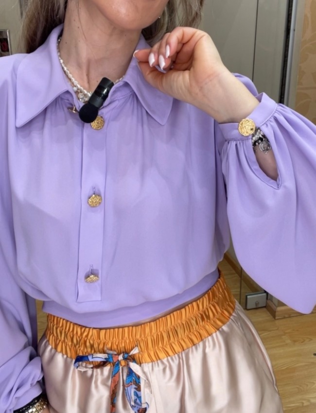 Λιλά μακρυμάνικο cropped μουσελίνα πουκάμισο με πέτο γιακά, χρυ΄σά κουμπιά κλείσιμο μπροστά και άνοιγμα στην πλάτη με ρυθμιζόμεο δέσιμο στο τελείωμα Innocent