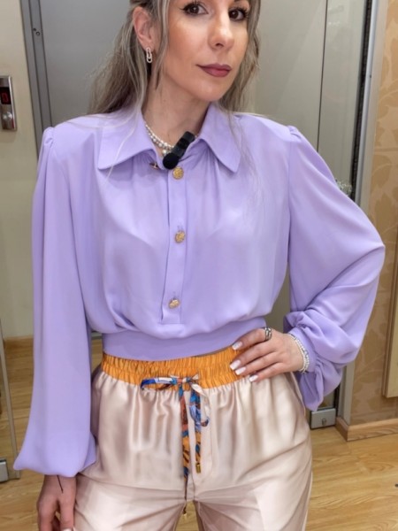 Λιλά μακρυμάνικο cropped μουσελίνα πουκάμισο με πέτο γιακά, χρυ΄σά κουμπιά κλείσιμο μπροστά και άνοιγμα στην πλάτη με ρυθμιζόμεο δέσιμο στο τελείωμα Innocent