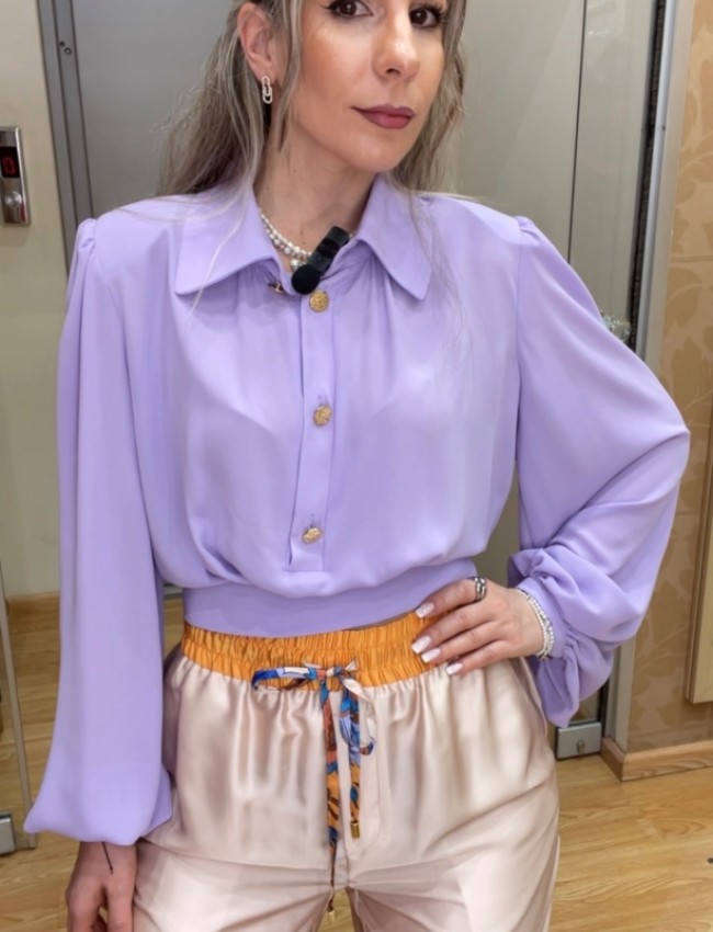 Λιλά μακρυμάνικο cropped μουσελίνα πουκάμισο με πέτο γιακά, χρυ΄σά κουμπιά κλείσιμο μπροστά και άνοιγμα στην πλάτη με ρυθμιζόμεο δέσιμο στο τελείωμα Innocent