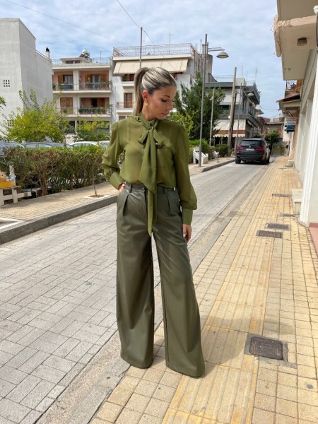 Χακί ψηλόμεση faux-leather παντελόνα  με μπροστινές πιέτες, πλαϊνές τσέπες και κλείσιμο με κρυφό φερμουάρ και κουμπί μπροστά Innocent