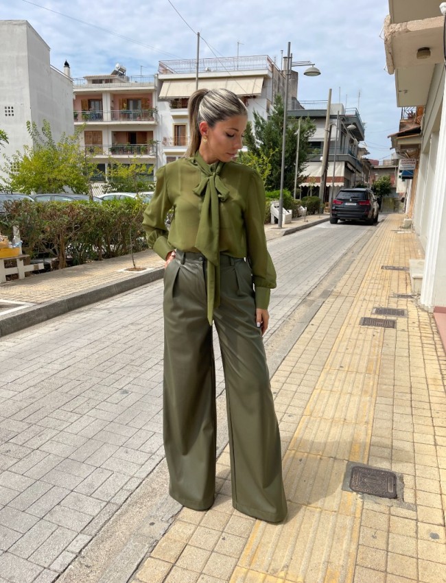 Χακί ψηλόμεση faux-leather παντελόνα  με μπροστινές πιέτες, πλαϊνές τσέπες και κλείσιμο με κρυφό φερμουάρ και κουμπί μπροστά Innocent