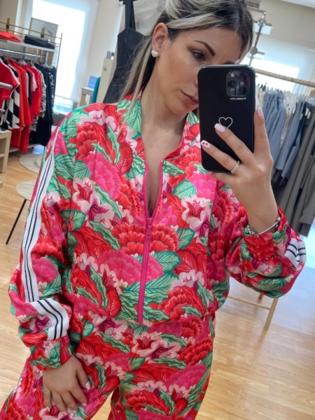 Floral printed φούξια τύπου σατέν bomber jacket με ασπρόμαυρη ρίγα στα μανίκια, λάστιχο στο τελείωμα, κλείσιμο με εξωτερικό φερμουάρ και μικρές τσέπες μπροστά Innocent