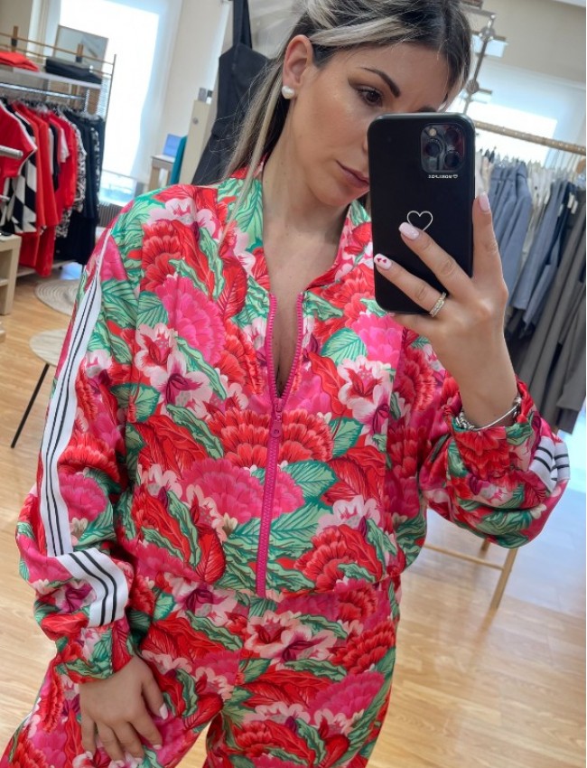 Floral printed φούξια τύπου σατέν bomber jacket με ασπρόμαυρη ρίγα στα μανίκια, λάστιχο στο τελείωμα, κλείσιμο με εξωτερικό φερμουάρ και μικρές τσέπες μπροστά Innocent