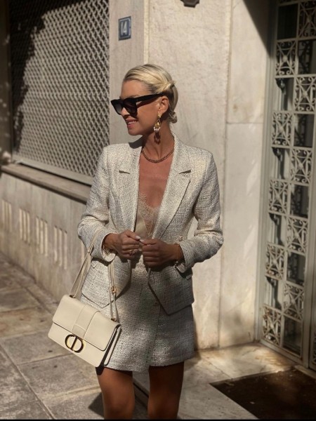Tweed χρυσό σταυροκουμπωτό σακάκι , σε μεσάτη γραμμή, με ιδιαίτερα κουμπιά και μπροστινές μικρές καπακωτές τσέπες Innocent