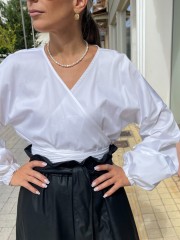 Λευκό βαμβακοσατέν κρουαζέ oversized μακρυμάνικο πουκάμισο με δέσιμο-φιόγκο στο πλάι και μικρές σούρες με πιασίματα στα balloon μανίκια Innocent