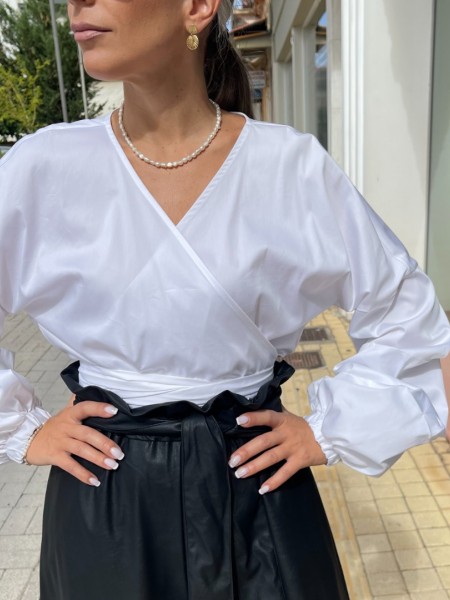 Λευκό βαμβακοσατέν κρουαζέ oversized μακρυμάνικο πουκάμισο με δέσιμο-φιόγκο στο πλάι και μικρές σούρες με πιασίματα στα balloon μανίκια Innocent
