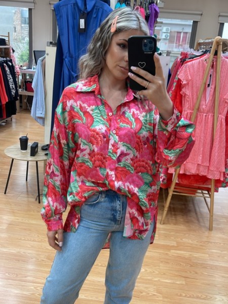 Floral printed φούξια σατέν oversized πουκάμισο με κουφοπιέτα στην πλάτη, ρεγκλάν μανικοκόλληση και μικρά ανοίγματα στα τελειώματα innocent 