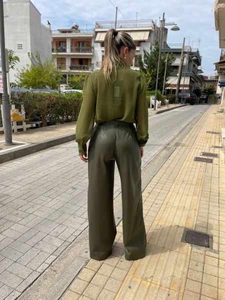 Χακί ψηλόμεση faux-leather παντελόνα  με μπροστινές πιέτες, πλαϊνές τσέπες και κλείσιμο με κρυφό φερμουάρ και κουμπί μπροστά Innocent