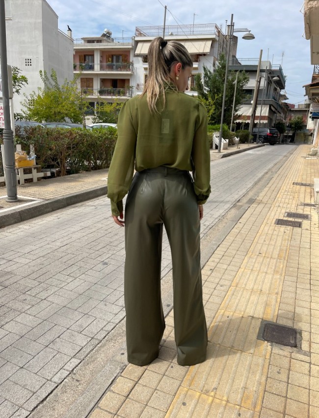 Χακί ψηλόμεση faux-leather παντελόνα  με μπροστινές πιέτες, πλαϊνές τσέπες και κλείσιμο με κρυφό φερμουάρ και κουμπί μπροστά Innocent