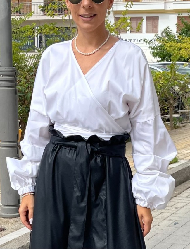 Λευκό βαμβακοσατέν κρουαζέ oversized μακρυμάνικο πουκάμισο με δέσιμο-φιόγκο στο πλάι και μικρές σούρες με πιασίματα στα balloon μανίκια Innocent