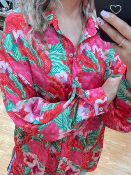 Floral printed φούξια σατέν oversized πουκάμισο με κουφοπιέτα στην πλάτη, ρεγκλάν μανικοκόλληση και μικρά ανοίγματα στα τελειώματα innocent 
