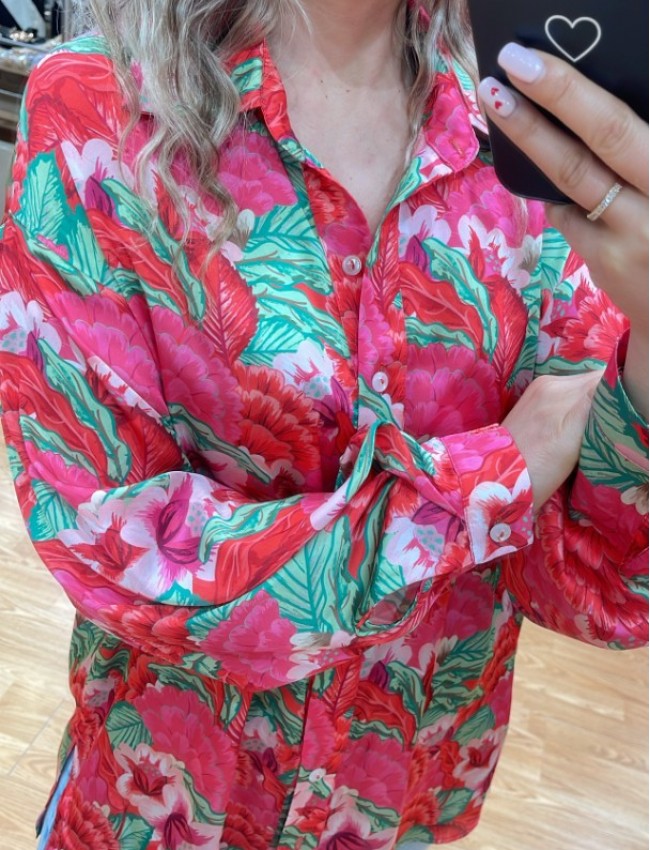 Floral printed φούξια σατέν oversized πουκάμισο με κουφοπιέτα στην πλάτη, ρεγκλάν μανικοκόλληση και μικρά ανοίγματα στα τελειώματα innocent 