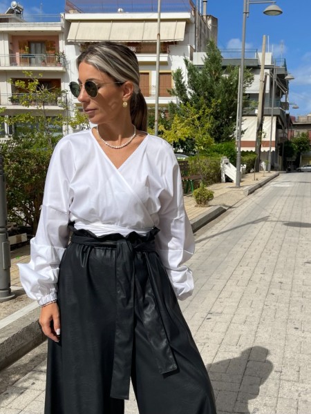 Λευκό βαμβακοσατέν κρουαζέ oversized μακρυμάνικο πουκάμισο με δέσιμο-φιόγκο στο πλάι και μικρές σούρες με πιασίματα στα balloon μανίκια Innocent