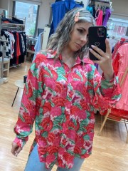 Floral printed φούξια σατέν oversized πουκάμισο με κουφοπιέτα στην πλάτη, ρεγκλάν μανικοκόλληση και μικρά ανοίγματα στα τελειώματα innocent 