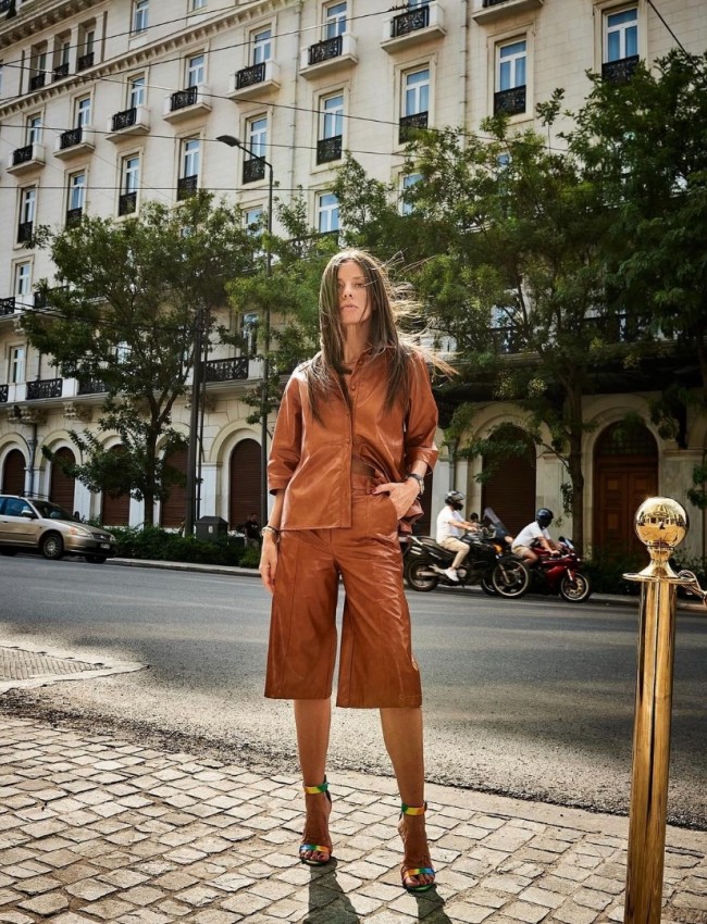 Ταμπά faux-leather ψηλόμεση βερμούδα με πλαϊνές τσέπες , διακοσμητικά γαζιά και κλείσιμο με κρυφό φερμουάρ και κουμπί μπροστά innocent 