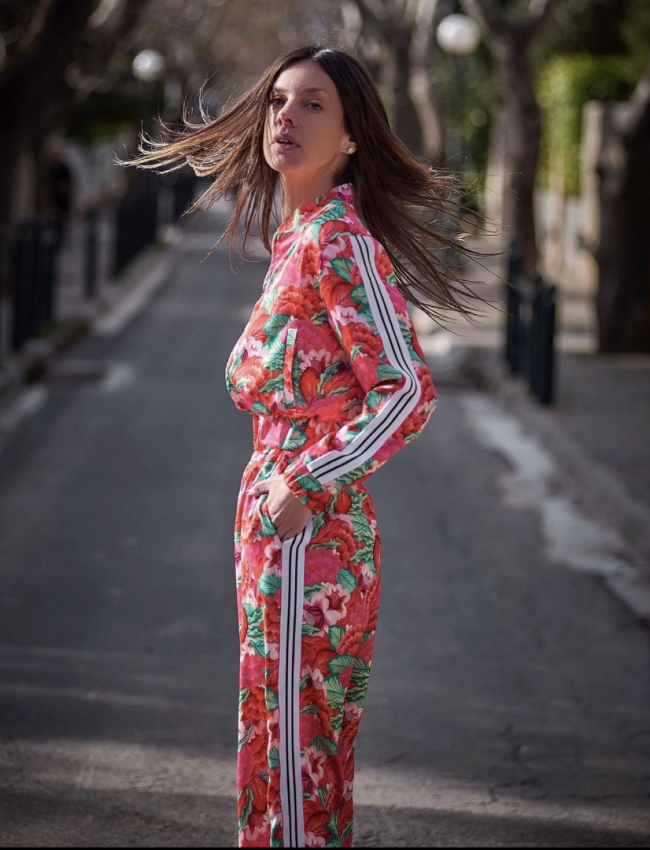 Floral printed φούξια τύπου σατέν bomber jacket με ασπρόμαυρη ρίγα στα μανίκια, λάστιχο στο τελείωμα, κλείσιμο με εξωτερικό φερμουάρ και μικρές τσέπες μπροστά Innocent