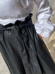 Λευκό βαμβακοσατέν κρουαζέ oversized μακρυμάνικο πουκάμισο με δέσιμο-φιόγκο στο πλάι και μικρές σούρες με πιασίματα στα balloon μανίκια Innocent