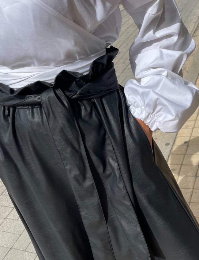 Λευκό βαμβακοσατέν κρουαζέ oversized μακρυμάνικο πουκάμισο με δέσιμο-φιόγκο στο πλάι και μικρές σούρες με πιασίματα στα balloon μανίκια Innocent