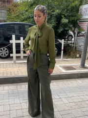 Χακί ψηλόμεση faux-leather παντελόνα  με μπροστινές πιέτες, πλαϊνές τσέπες και κλείσιμο με κρυφό φερμουάρ και κουμπί μπροστά Innocent