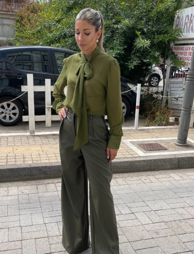 Χακί ψηλόμεση faux-leather παντελόνα  με μπροστινές πιέτες, πλαϊνές τσέπες και κλείσιμο με κρυφό φερμουάρ και κουμπί μπροστά Innocent