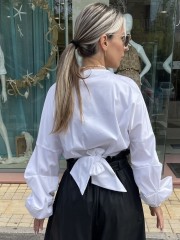 Λευκό βαμβακοσατέν κρουαζέ oversized μακρυμάνικο πουκάμισο με δέσιμο-φιόγκο στο πλάι και μικρές σούρες με πιασίματα στα balloon μανίκια Innocent