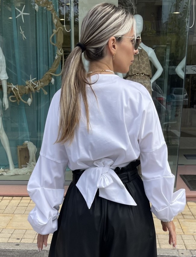 Λευκό βαμβακοσατέν κρουαζέ oversized μακρυμάνικο πουκάμισο με δέσιμο-φιόγκο στο πλάι και μικρές σούρες με πιασίματα στα balloon μανίκια Innocent
