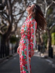 Floral printed φούξια τύπου σατέν bomber jacket με ασπρόμαυρη ρίγα στα μανίκια, λάστιχο στο τελείωμα, κλείσιμο με εξωτερικό φερμουάρ και μικρές τσέπες μπροστά Innocent