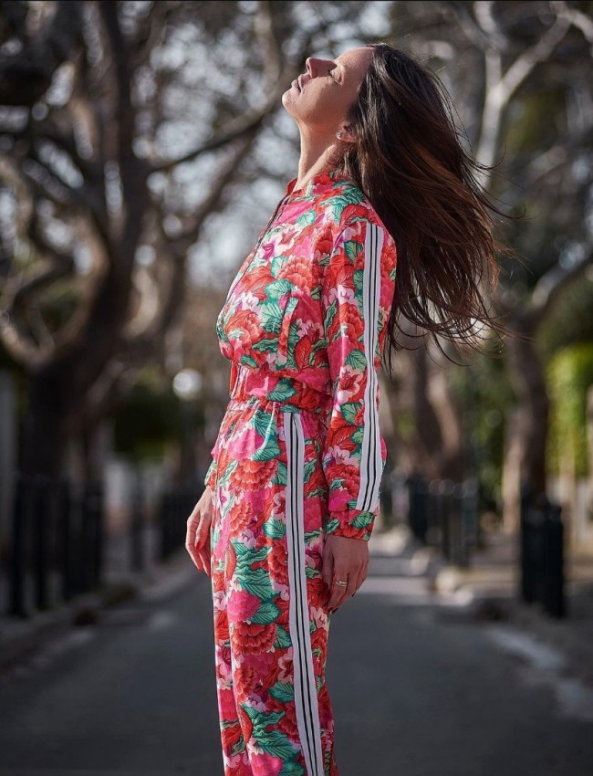 Floral printed φούξια τύπου σατέν bomber jacket με ασπρόμαυρη ρίγα στα μανίκια, λάστιχο στο τελείωμα, κλείσιμο με εξωτερικό φερμουάρ και μικρές τσέπες μπροστά Innocent