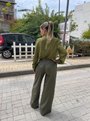 Χακί ψηλόμεση faux-leather παντελόνα  με μπροστινές πιέτες, πλαϊνές τσέπες και κλείσιμο με κρυφό φερμουάρ και κουμπί μπροστά Innocent