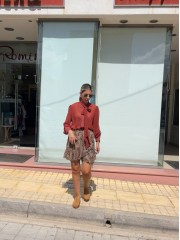 Εκάι μακρυμάνικο ημιδιάφανο πουκάμισο από μουσελίνα , σε ίσια γραμμή, με μικρές πιέτες στους ώμους, μη αποσπώμενο γραβατάκι μπροστά και μάο γιακά Innocent