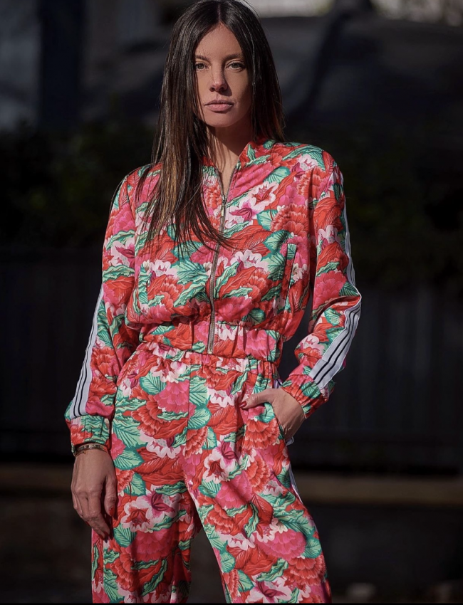 Floral printed φούξια τύπου σατέν bomber jacket με ασπρόμαυρη ρίγα στα μανίκια, λάστιχο στο τελείωμα, κλείσιμο με εξωτερικό φερμουάρ και μικρές τσέπες μπροστά Innocent