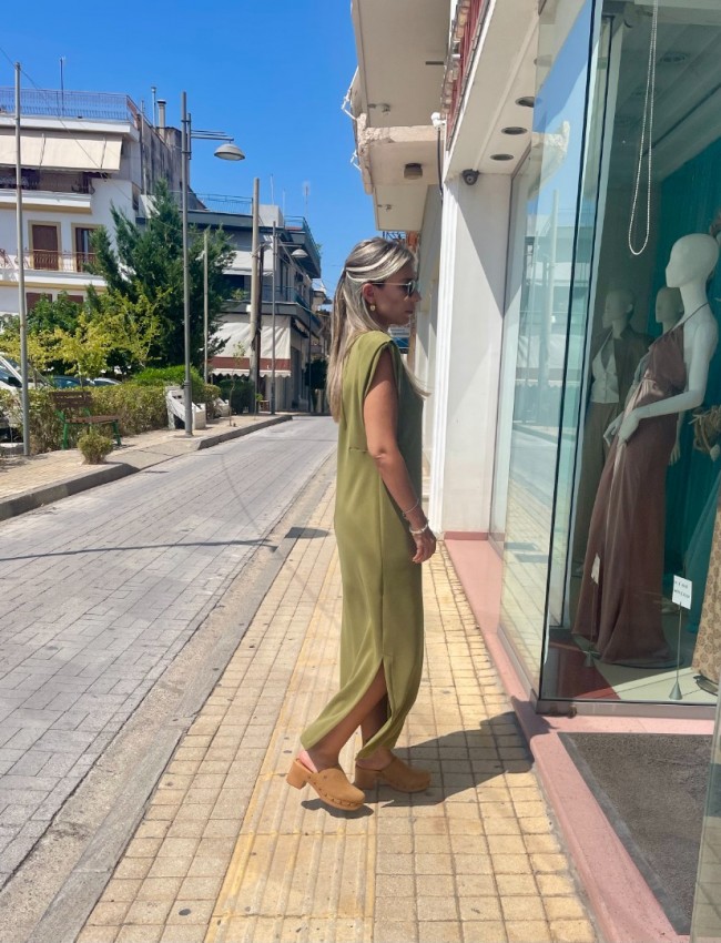 Λάδι αμάνικο maxi φόρεμα σε modal ύφανση, στρογγυλή λαιμόκοψη, πλαϊνά ανοίγματα και μικρά πλαϊνά καστίσματα στην μέση Innocent 