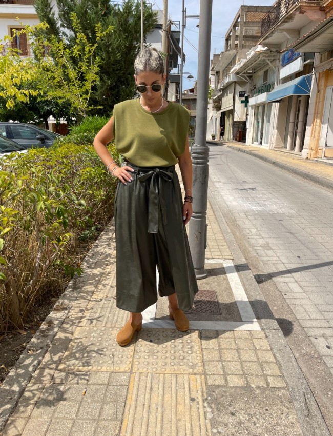 Χακί ψηλόμεση faux leather παντελονόφουστα με λάστιχο στην μέση, πλαϊνές τσέπες και αποσπώμενη υφασμάτινή ζώνη Innocent