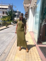 Λάδι αμάνικο maxi φόρεμα σε modal ύφανση, στρογγυλή λαιμόκοψη, πλαϊνά ανοίγματα και μικρά πλαϊνά καστίσματα στην μέση Innocent 