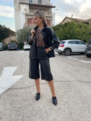 Μαύρο faux leather πουκάμισο σε τετράγωνη γραμμή με 3/4 μανίκια και διακοσμητικές ραφές innocent