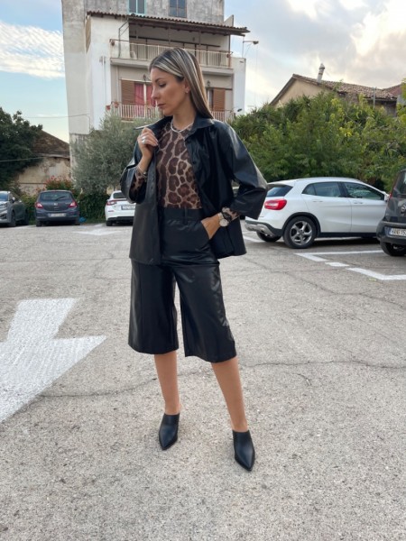Μαύρο faux leather πουκάμισο σε τετράγωνη γραμμή με 3/4 μανίκια και διακοσμητικές ραφές innocent